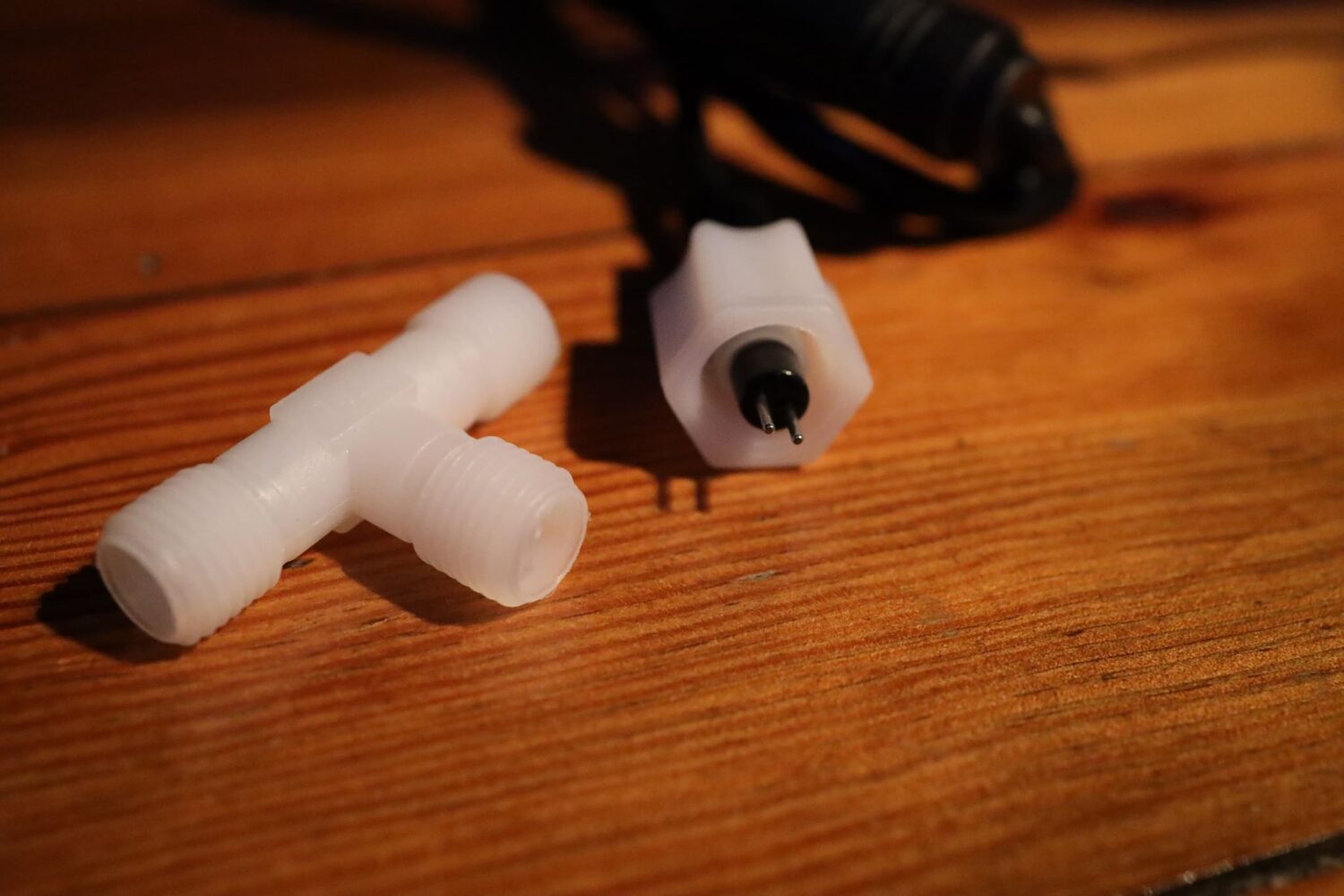 De sonde kan eenvoudig aangesloten worden door de schroefkoppeling © Zeewaternieuws