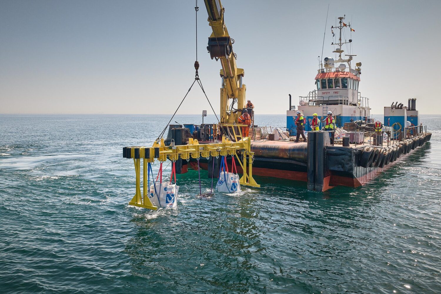 Jan De Nul plaatst 2000 stenen en 400.000 oesters in de Noordzee