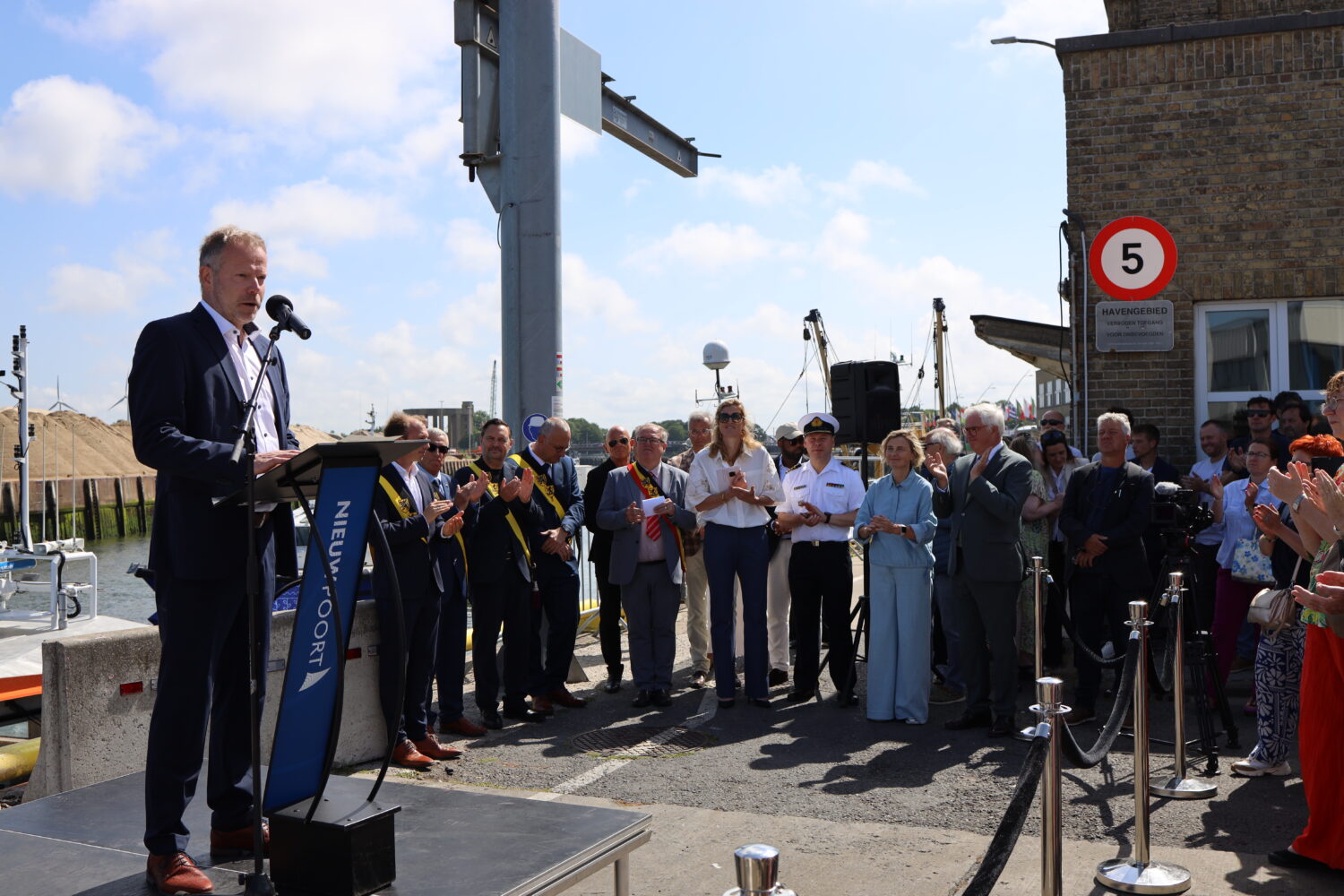 Colruyt CEO Stefan Goethaert geeft een toespraak in gezelschap van de Gestelde Lichamen © Zeewaternieuws